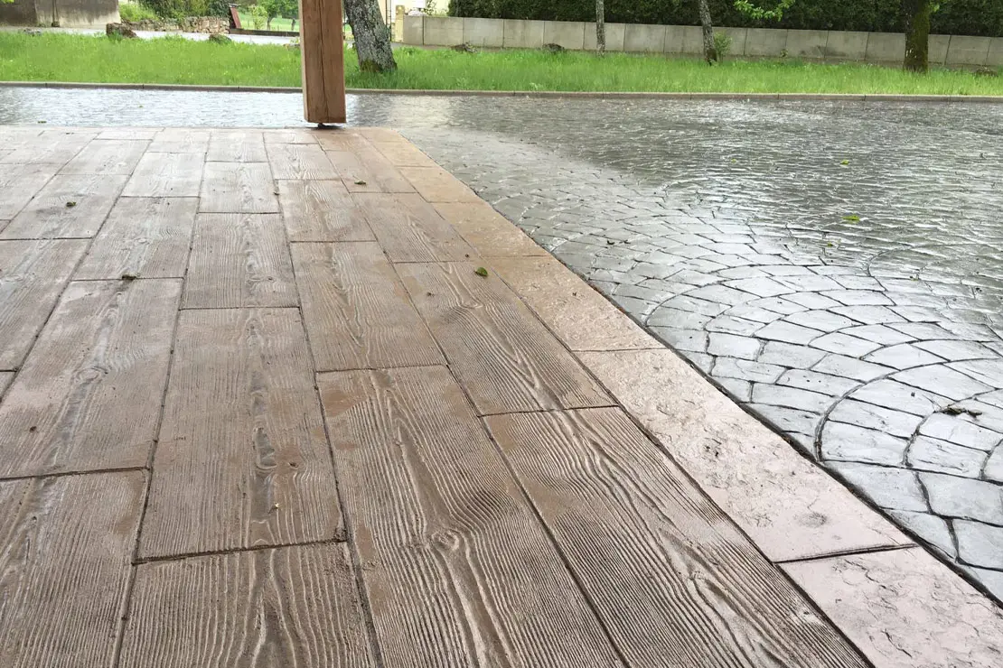 Hormigón impreso que simula madera en el patio trasero de una vivienda.